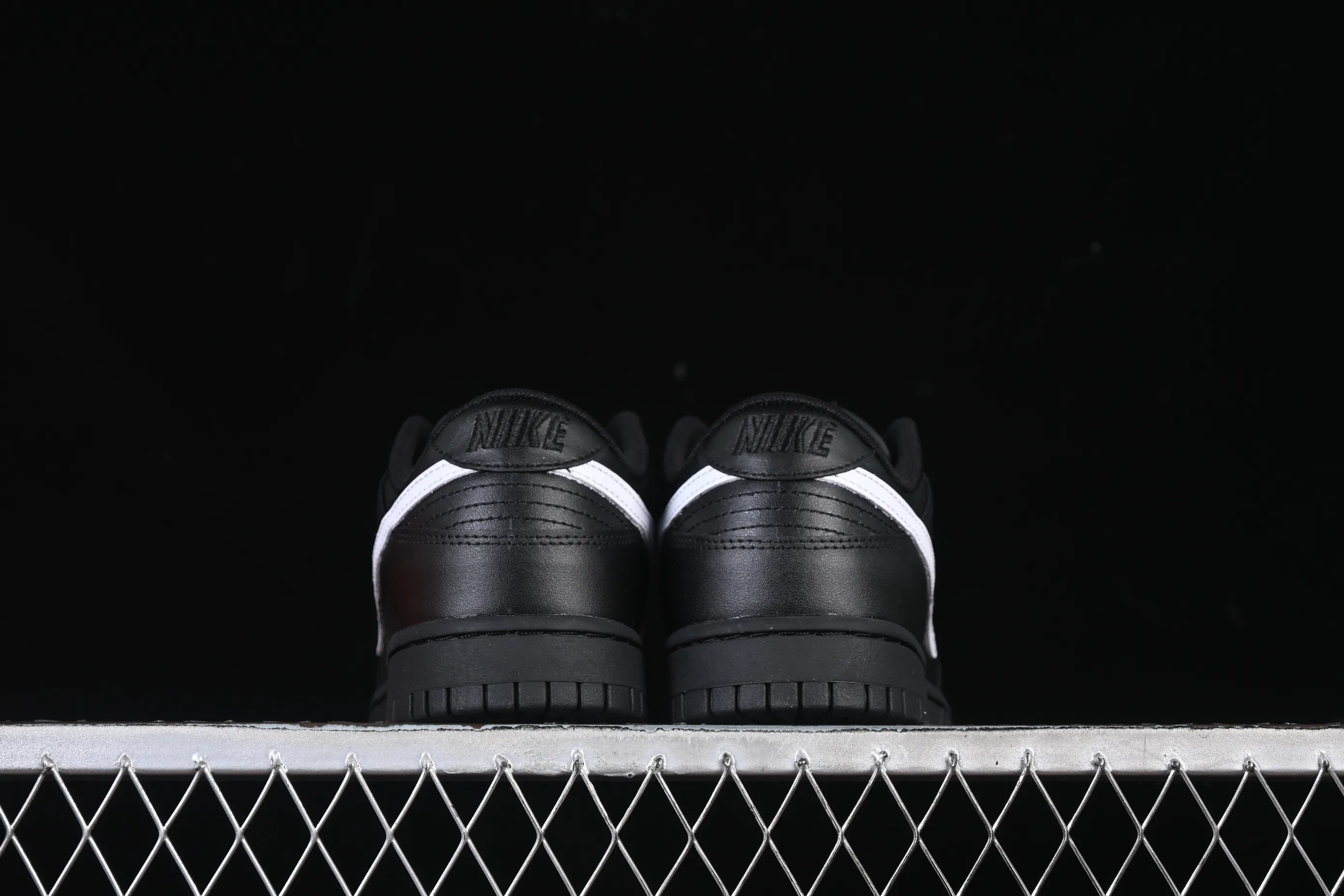 All Categories Nk SB Dunk Series Nk SB Dunk Low Low-top sneakers Nike SB Dunk Low All black and white hook Low-top casual sneakers IO7606-010